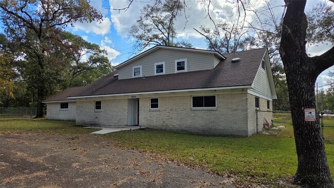 Building Photo - 1600 Southern Oaks Dr