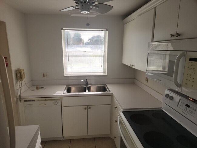 Building Photo - 1100 Ponce De Leon Cir
