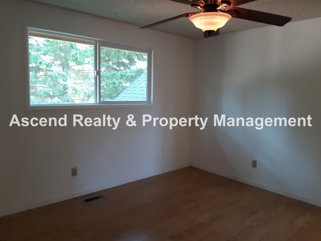 Building Photo - Updated 4 Bed on Cul de Sac Quick Access t...