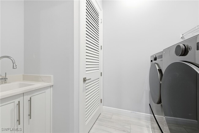 Building Photo - 711 91st Ave N