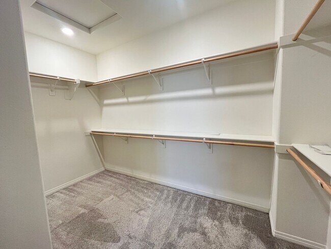 Building Photo - Spacious 3 bedroom, 3-bathroom condo for rent