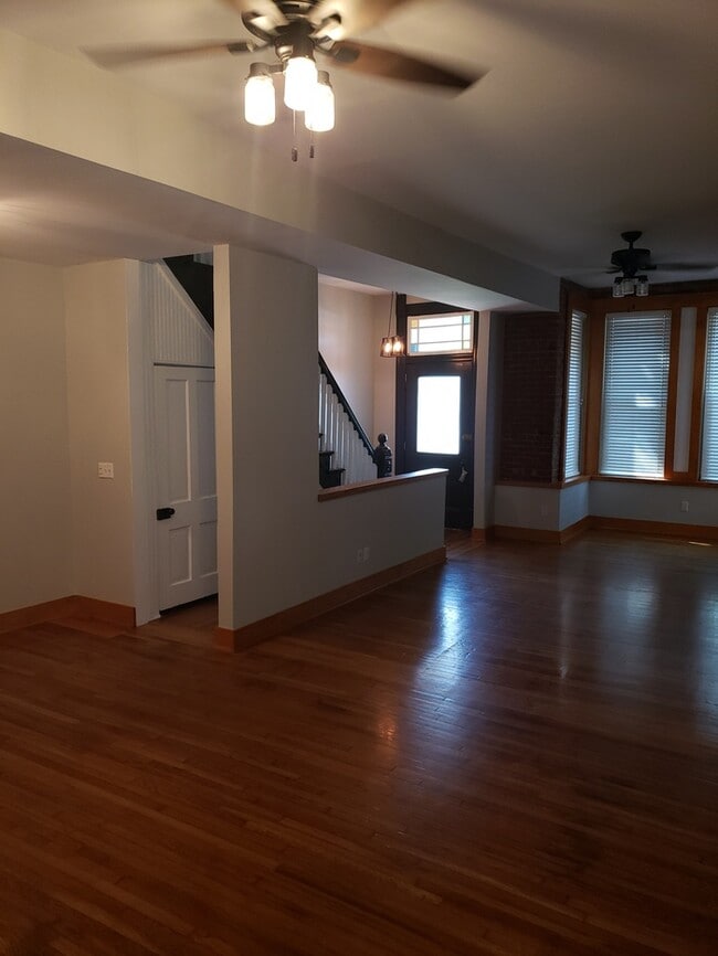 Building Photo - Spacious 2-level apartment with 1 bedroom and 2 full baths located in Kansas City, MO.