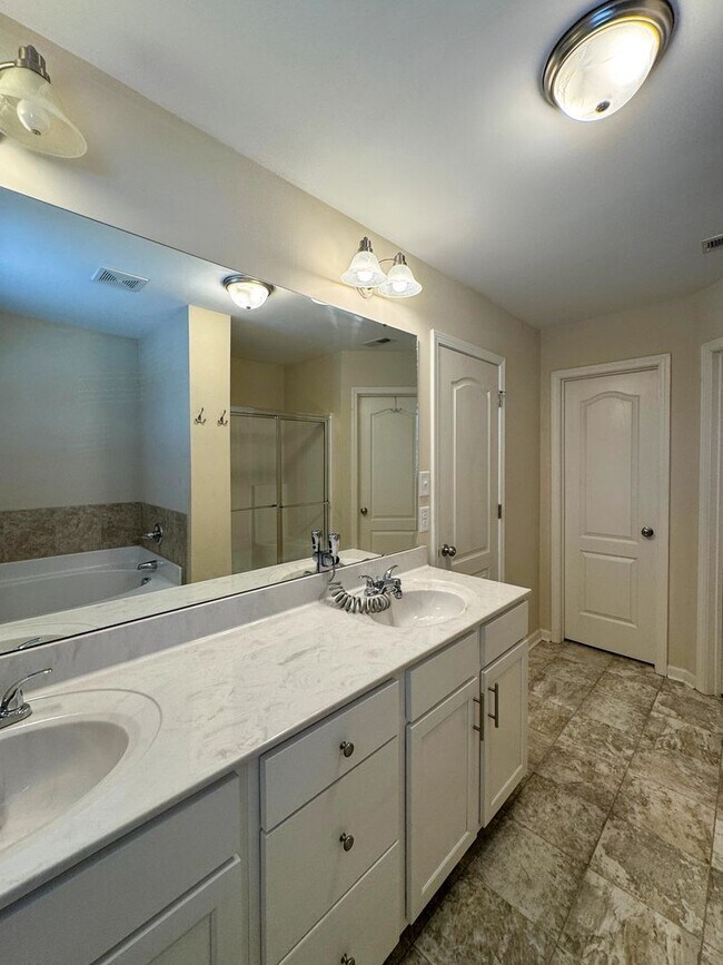 Building Photo - Stunning 4 Bed 2.5 Bath Raeford Home