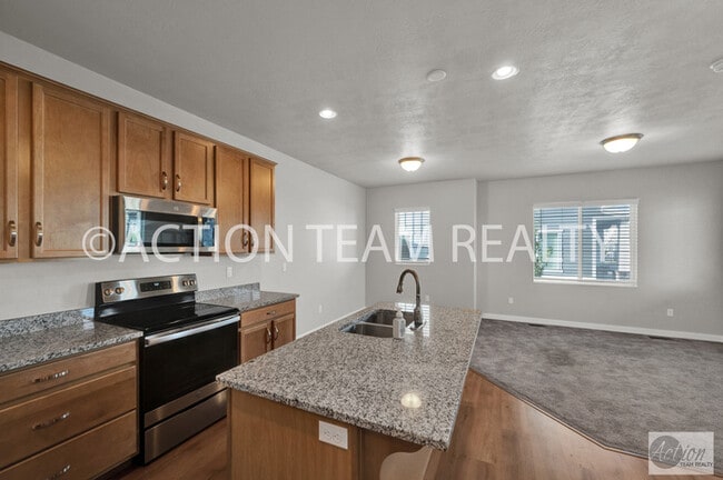Building Photo - Beautiful Townhome in Bluffdale