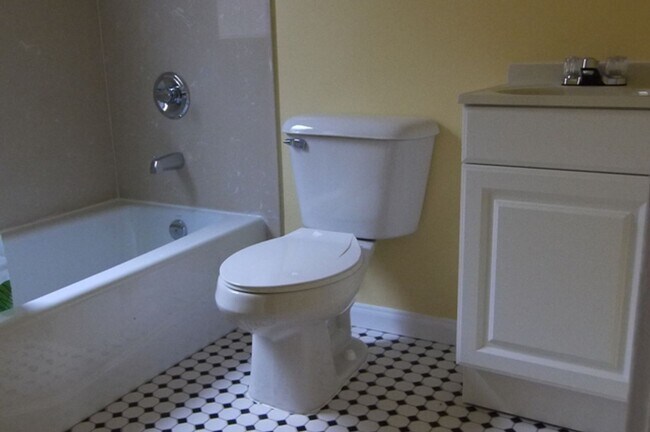 Building Photo - Renovated 2 Bedroom, on San Pablo Ave, in ...