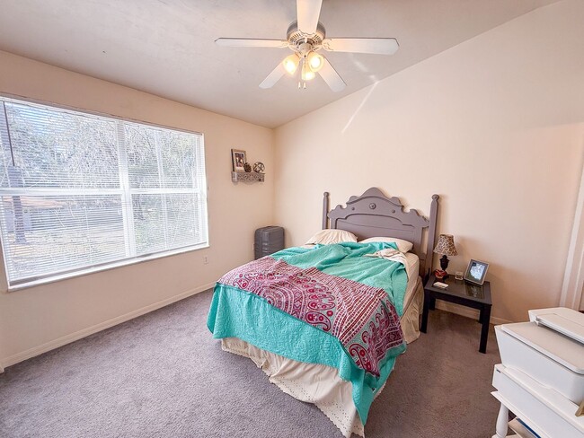 Building Photo - Victoria Station #141