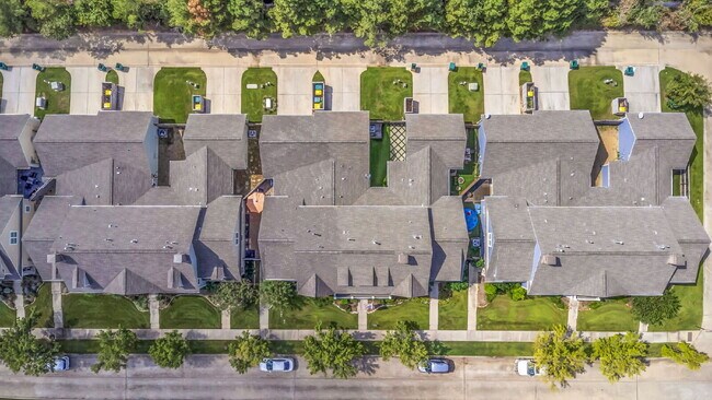 Building Photo - Nestled in the heart of Creekside Park - T...