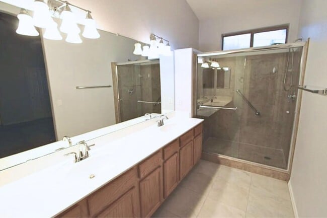 Building Photo - 6261 S Mesa Vista Dr