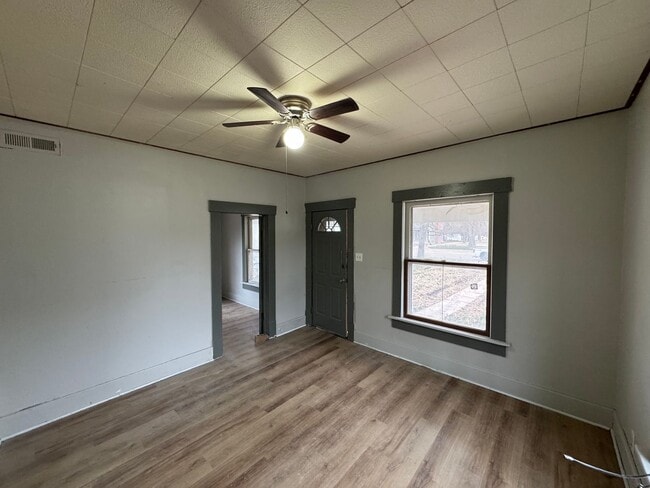 Building Photo - $850 - 3 bed 1 bath - Single Family Home