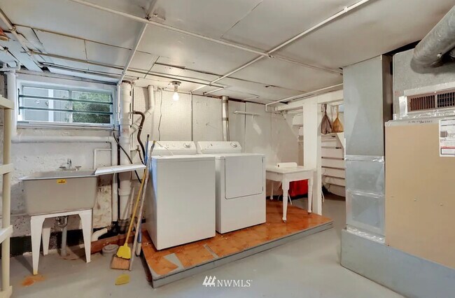 Building Photo - 3832 S Cushman Ave