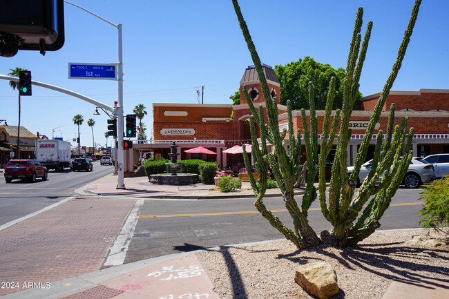 Building Photo - 4020 N Scottsdale Rd