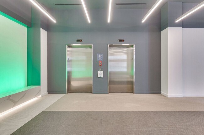 Building Photo - Modern 3 Bed 2 bath condo WITH 2 PARKING S...