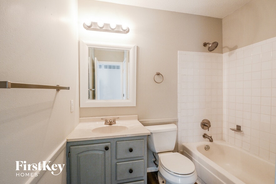 Building Photo - 578 Green Forest Dr