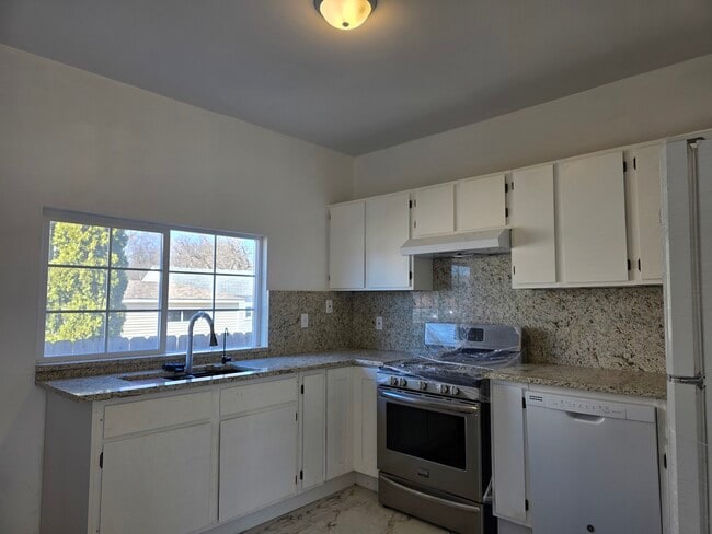 Building Photo - 122 Hawley St