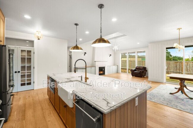 Building Photo - 496 NW Cascade Mountain Dr