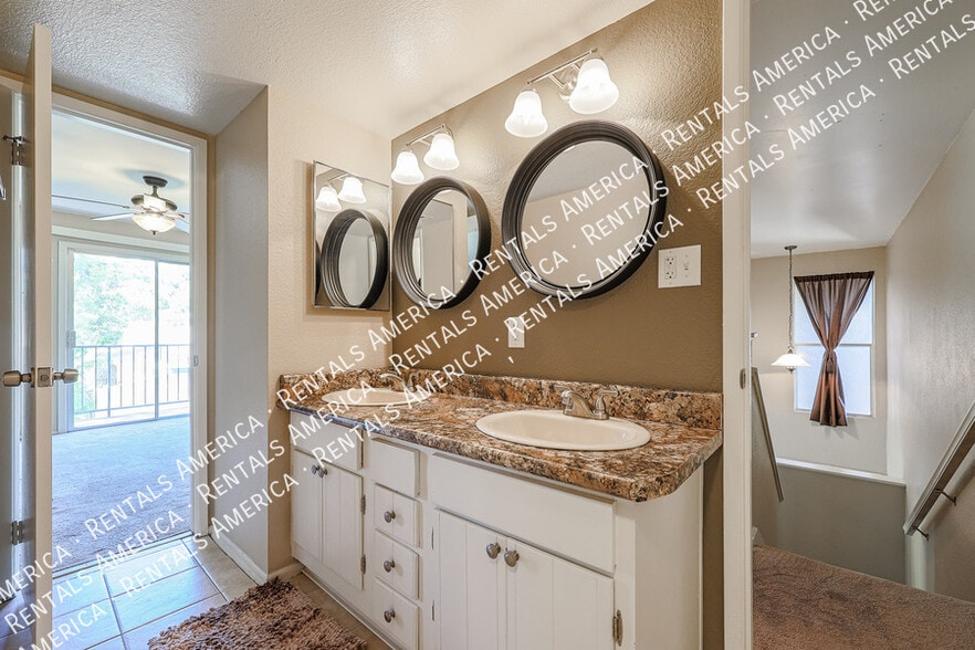 Building Photo - 4555 W Continental Dr