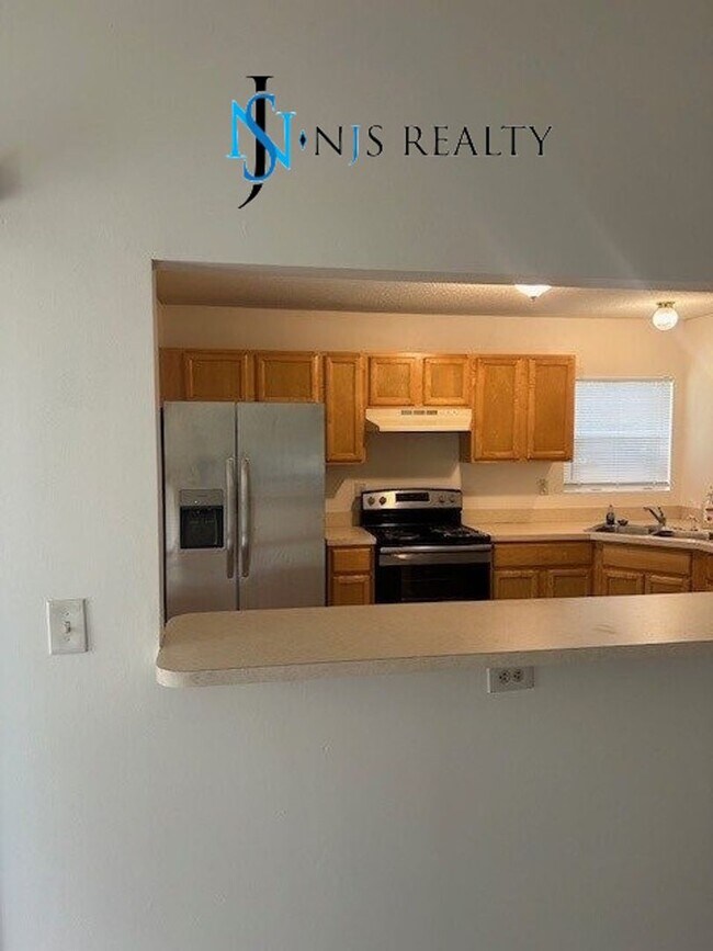 Building Photo - GORGEOUS 3/2 1200 sq ft home with FRESH PA...