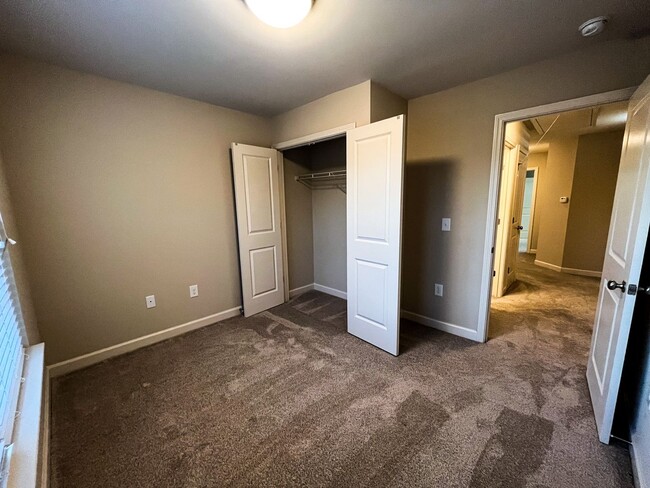 Building Photo - Cozy 3 bedroom, 2 1/2 bathroom townhome in...