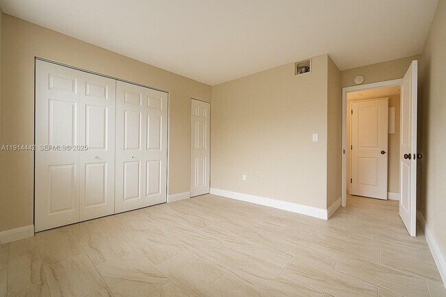 Building Photo - 1080 N Franklin Ave