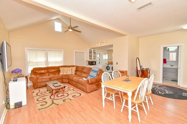 Building Photo - 7 Dupont Ln