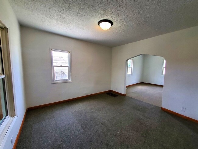 Building Photo - 919 Oneida St