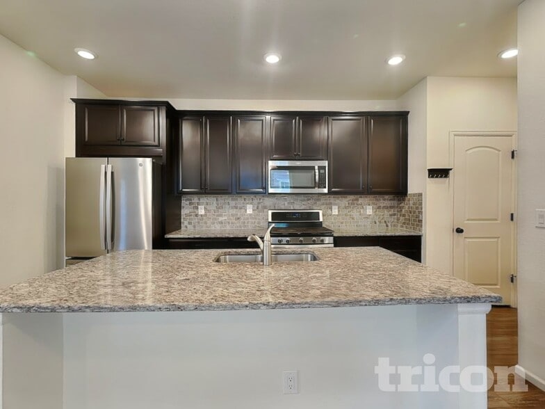 Building Photo - 21895 E Radcliff Cir