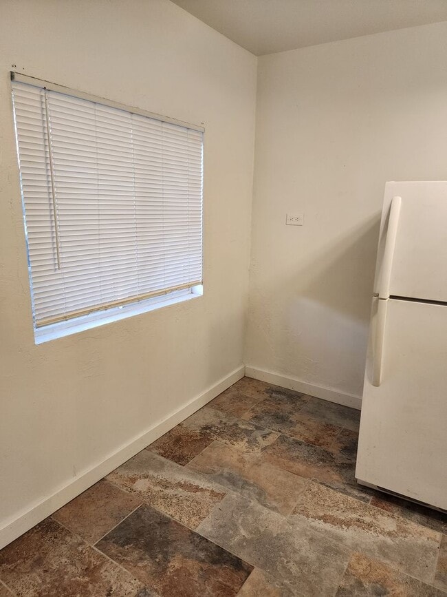 Building Photo - 1 bed 1 bath unit w/ shared laundry