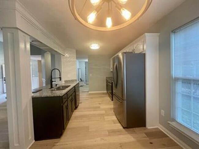 Building Photo - 3 bedroom 1 bath home with a basement and garage!