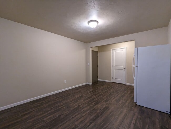 Building Photo - Great 1-Bedroom, 1-Bath Apartment In Springfield With On-site Laundry!