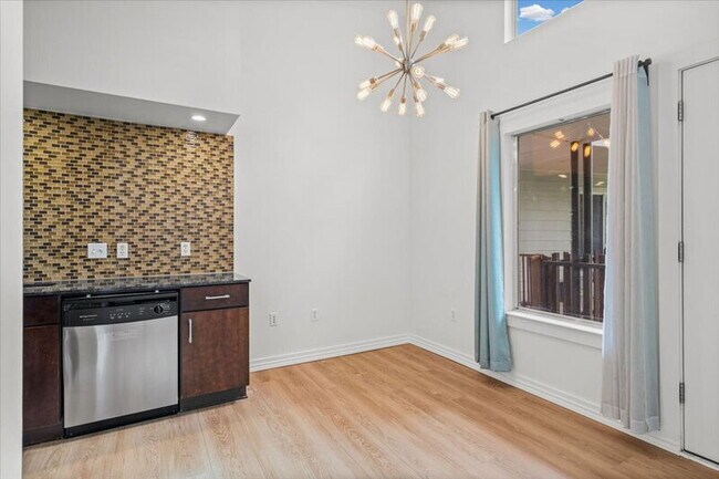 Building Photo - 2200 Dickson Dr