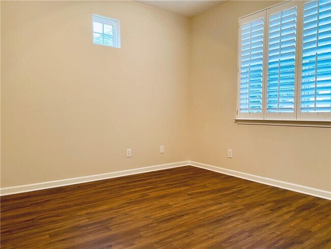 Building Photo - 645 W Oaks Dr