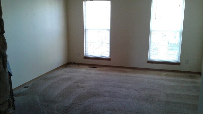 Building Photo - Available Now! "Charming 2-Bed Townhouse w...