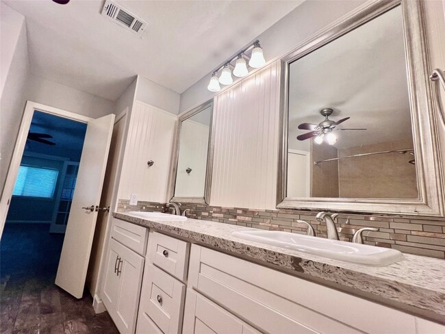 Building Photo - 9 N Deerfoot Cir