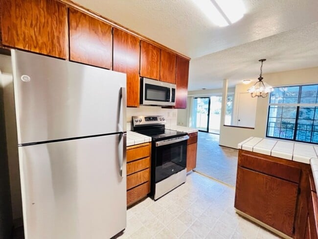 Building Photo - Move-In Ready, 2BD/2BA, Upper-Level, Singl...