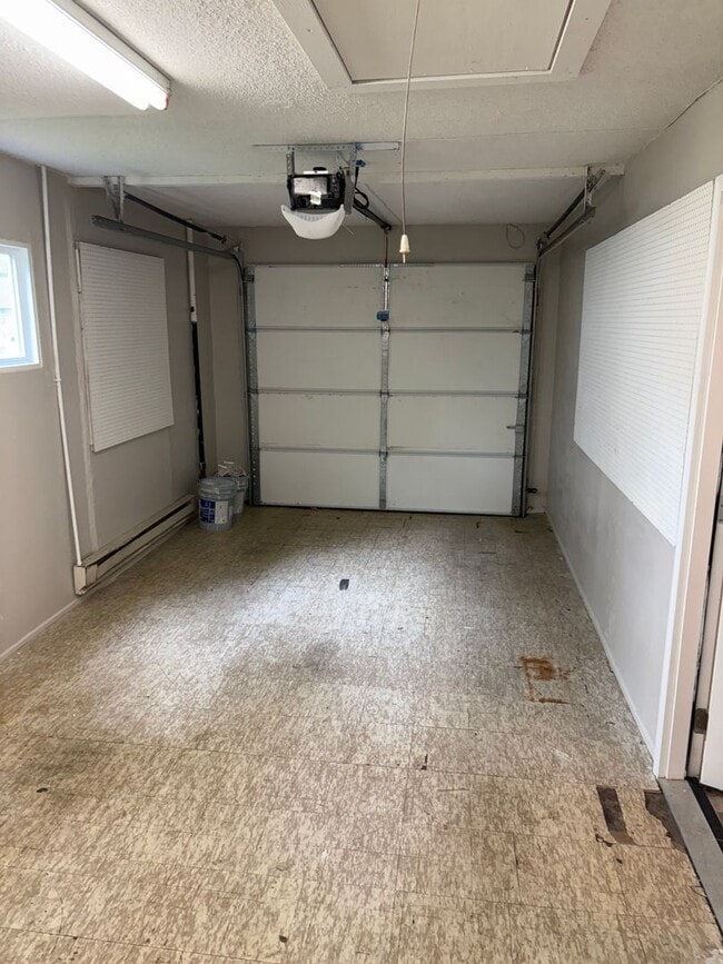 Building Photo - Large 3 bedroom house available