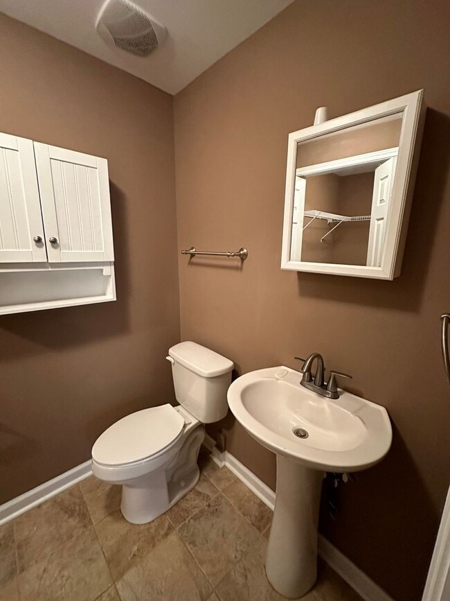 Building Photo - Forest Hills Cutie