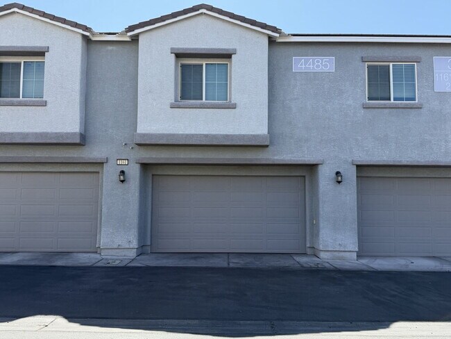 Building Photo - GATED 3 BED 3 BATH 2 CAR GARAGE TOWNHOUSE W/ BED AND BATH DOWNSTAIRS + LOFT & YARD. COMMUNITY FEA...