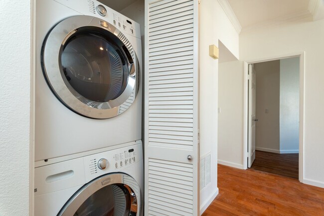 Building Photo - 2 bedroom 2 bathroom condo in Uptown District!