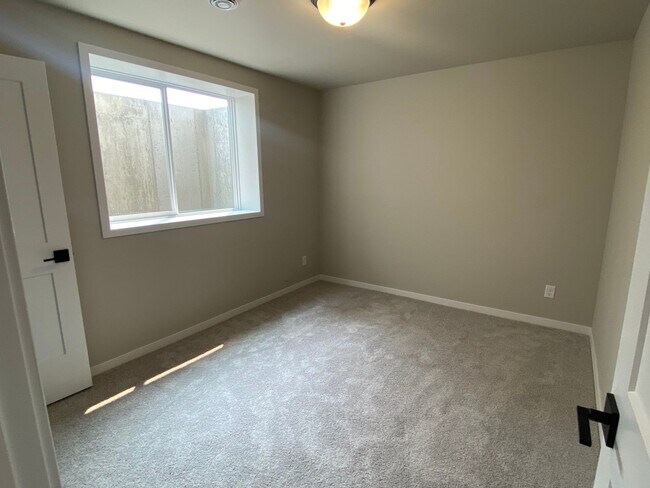 Building Photo - 2232 Griffin Dr S