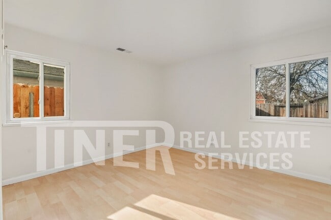 Building Photo - 1309 Shadowglen Rd