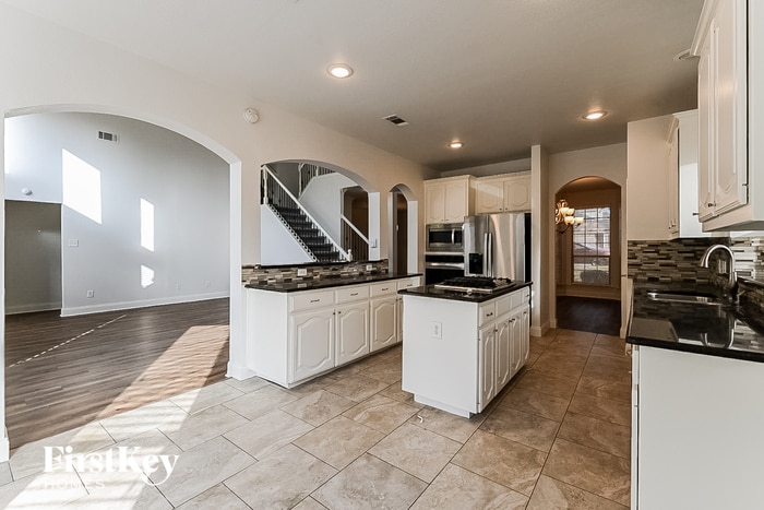 Building Photo - 8606 Granville Dr