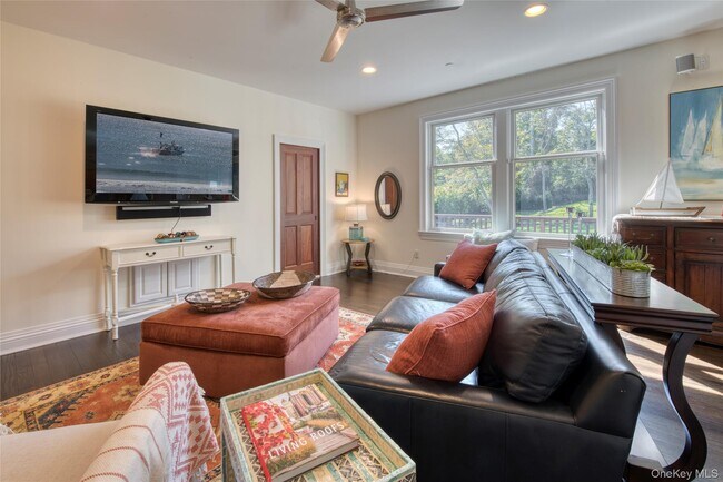 Building Photo - 2055 Grandview Dr