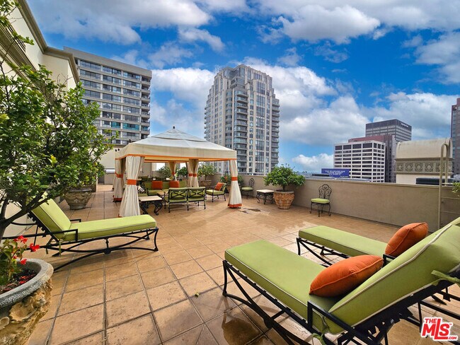 Building Photo - 10795 Wilshire Blvd