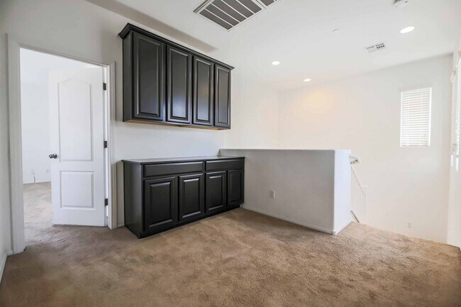 Building Photo - 4 BEDROOM HOUSE IN HENDERSON!!