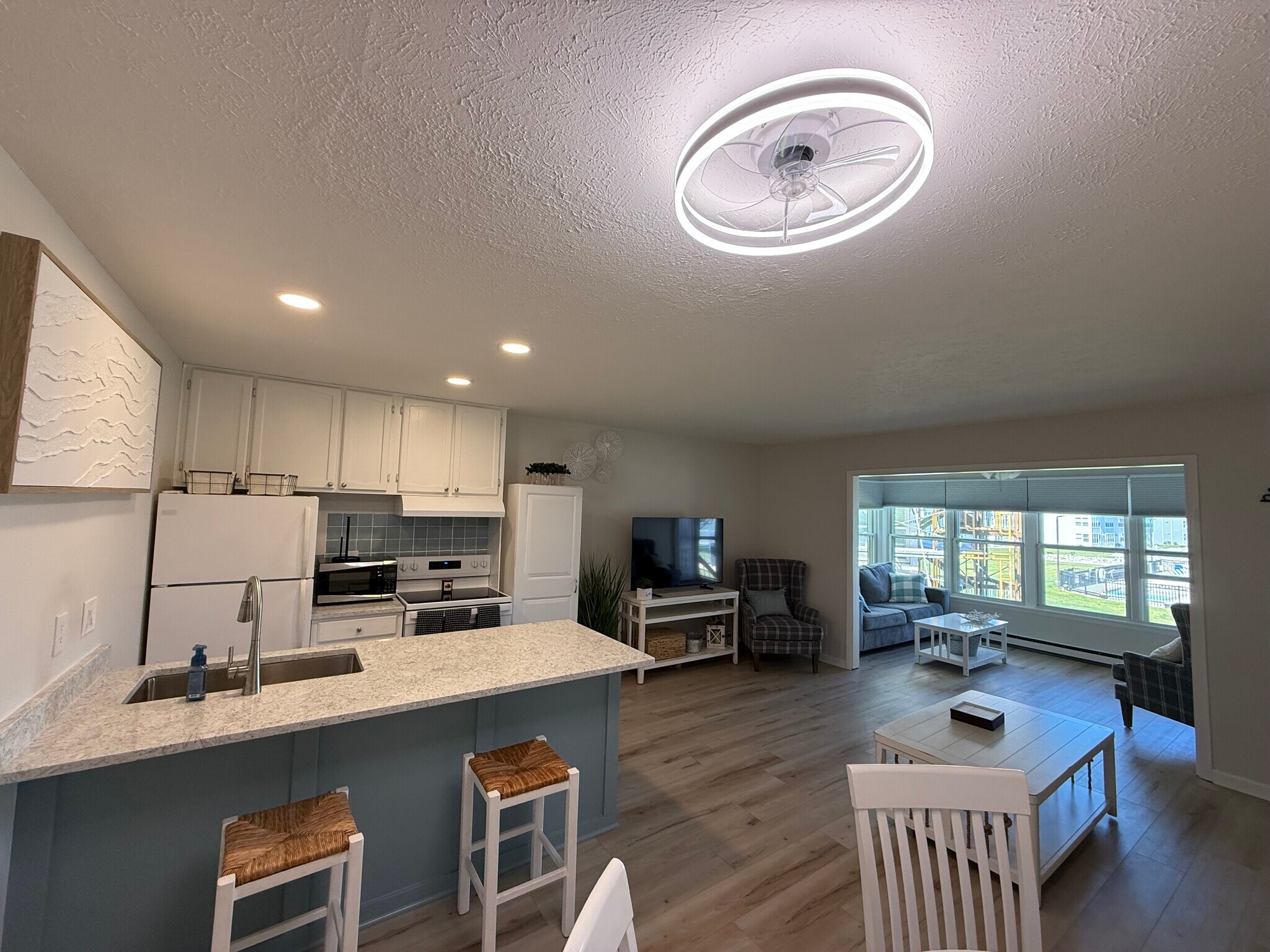 Building Photo - 206 W Lakeshore Dr