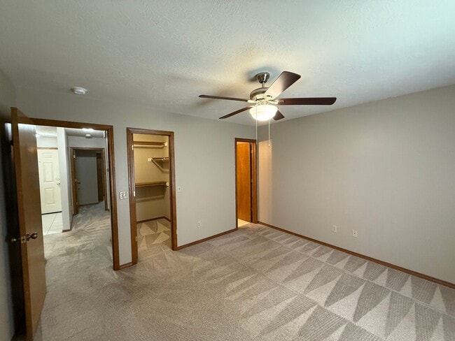 Building Photo - 2 bed 2 bath duplex