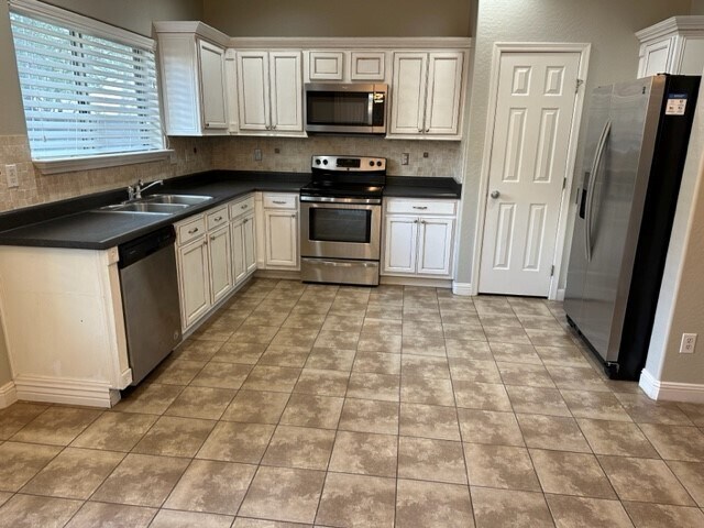 Building Photo - 1206 E Boston St