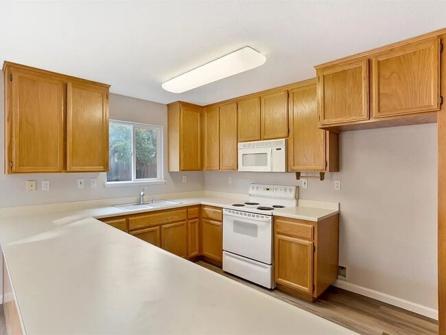 Building Photo - This is a lovely halfplex with 2 stories, 3 bedrooms, and 2.5 bathrooms in a quiet HOA neighborhood
