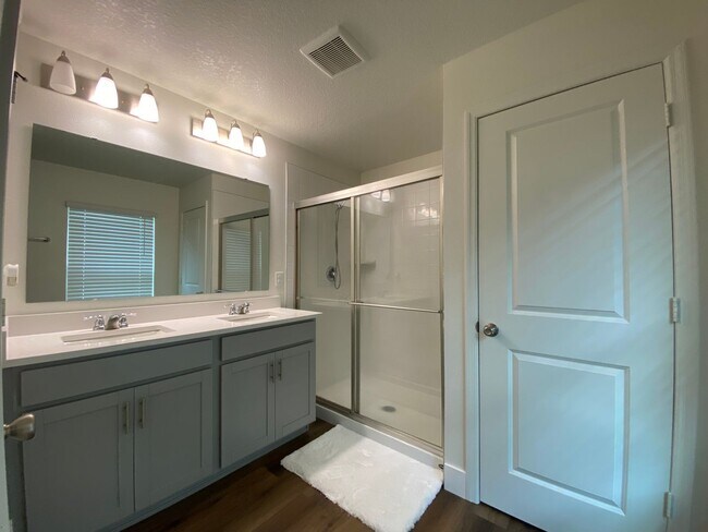 Building Photo - Spacious 4 Bed, 2 Bath Home Backing to Pre...