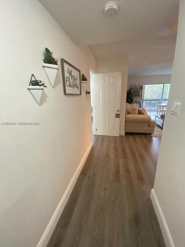 Building Photo - 721 N Pine Island Rd